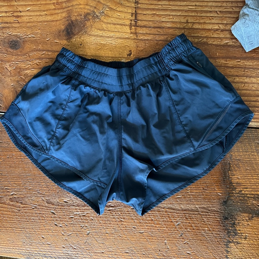 Size 8 - 2.5 inseam - Lulu shorts - Navy
